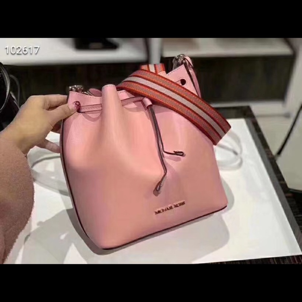 MK EDEN MD BUCKET LEATHER SHOULDER BAG CARNATION